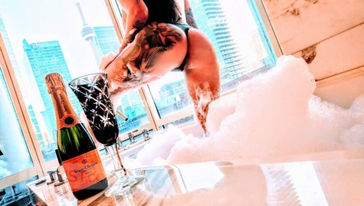 escorts Krystal Gold