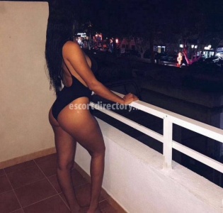 escorts bella brunette